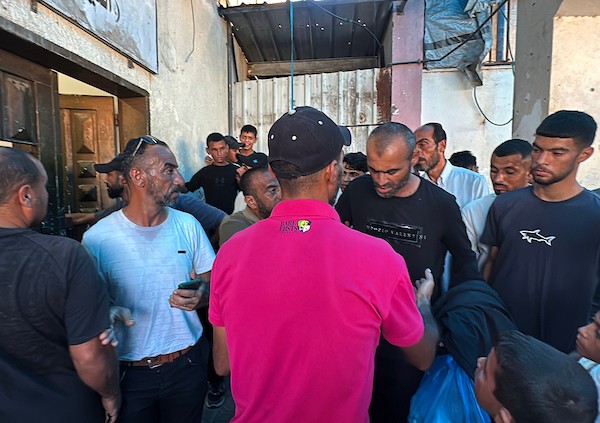 وصل معتقلون فلسطينيون مُفرج عنهم على متن سيارات تابعة للجنة الدولية للصليب الأحمر إلى مستشفى شهداء الأقصى في دير البلح، وسط قطاع غزة، في 19 يوليو/تموز 2026. صورة: أحمد إبراهيم