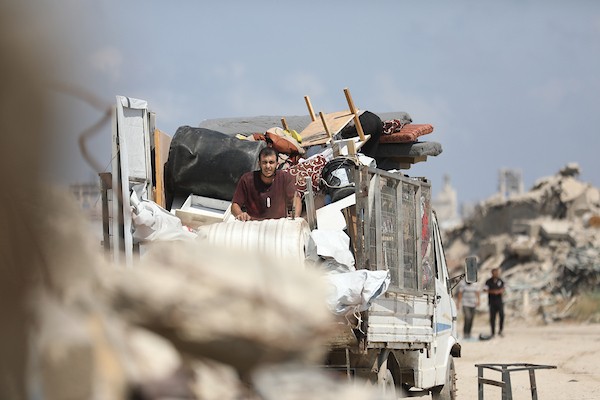 فلسطينيون نازحون يحملون أمتعتهم أثناء مغادرتهم حي الزيتون بمدينة غزة، في 22 يوليو/تموز 2026، بعدما تقدّم الجيش الإسرائيلي بحواجز خرسانية تُعرف باسم «الخط الأصفر».تصوير: بلال أسامة