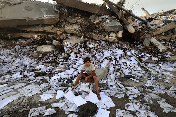 يتفقد فلسطينيون الأضرار التي لحقت بمبنى إثر غارة جوية إسرائيلية على شارع الجلاء وسط مدينة غزة، قطاع غزة، في 24 يوليو/تموز 2026. صورة: هادي داود