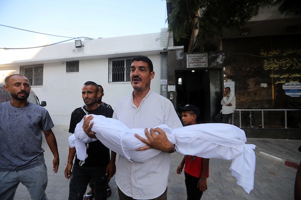 مشيّعون يودّعون جثماني فلسطينيين، أحدهما طفل، في مستشفى الشفاء بمدينة غزة، في 8 يوليو/تموز 2026، بعد مقتلهما في غارات جوية إسرائيلية متفرقة على المدينة في وقت سابق من اليوم. تصوير: بلال أسامة