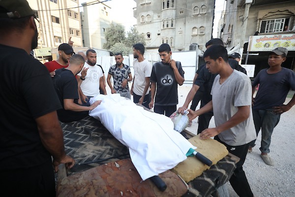 في 22 يوليو/تموز 2026، نقل فلسطينيون جثمان رجل استشهد في غارة جوية إسرائيلية، إلى جانب  رجل آخر أُصيب في الغارة نفسها، إلى مستشفى العودة في مخيم النصيرات للاجئين، وسط قطاع غزة.(صورة: حسن الجدي)