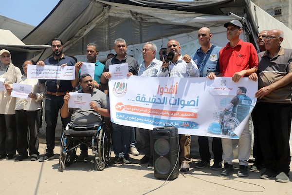 صحفيون فلسطينيون يشاركون في وقفة تضامنية مع زملائهم الجرحى والمرضى أمام خيمة الصحفيين في مدينة غزة، في 22 يوليو/تموز 2026.تصوير: بلال أسامة