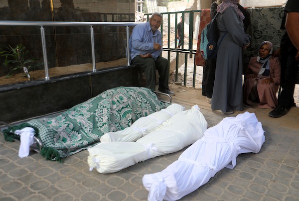 مشيّعون يودّعون جثامين ثلاثة فلسطينيين، بينهم طفل، في مستشفى الشفاء بمدينة غزة، في 8 يوليو/تموز 2026، بعد مقتلهم في غارة إسرائيلية استهدفت مركبة بحي الصبرة مساء اليوم السابق. تصوير: بلال أسامة