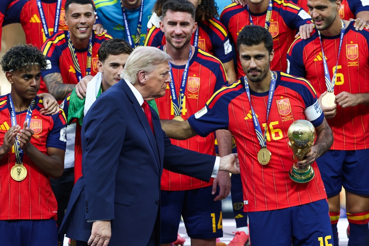 يتسلم لاعب خط الوسط الإسباني رودري كأس العالم من الرئيس الأميركي دونالد ترامب. 19 تموز 2026. (أ ف ب).jpg