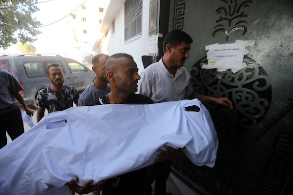 مشيّعون يودّعون جثماني فلسطينيين، أحدهما طفل، في مستشفى الشفاء بمدينة غزة، في 8 يوليو/تموز 2026، بعد مقتلهما في غارات جوية إسرائيلية متفرقة على المدينة في وقت سابق من اليوم. تصوير: بلال أسامة