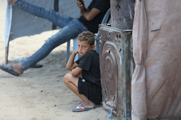 فلسطينيون نازحون يعيشون داخل خيام مؤقتة مكتظة على طول شاطئ مدينة غزة، في 9 يوليو/تموز 2026، وسط حرارة صيفية مرتفعة ونقص في المياه النظيفة والخدمات الأساسية، بعد فرارهم من مناطق متفرقة من القطاع. (تصوير: بلال أسامة)
