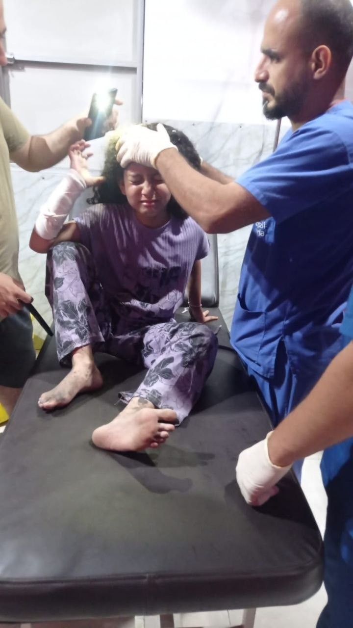 صول طفل شهيد لمستشفى الأقصى جراء قصف الاحتلال في البريج، كذلك وصل عدد من الاصابات إلى مستشفى العودة في النصيرات وسط القطاع.jpg