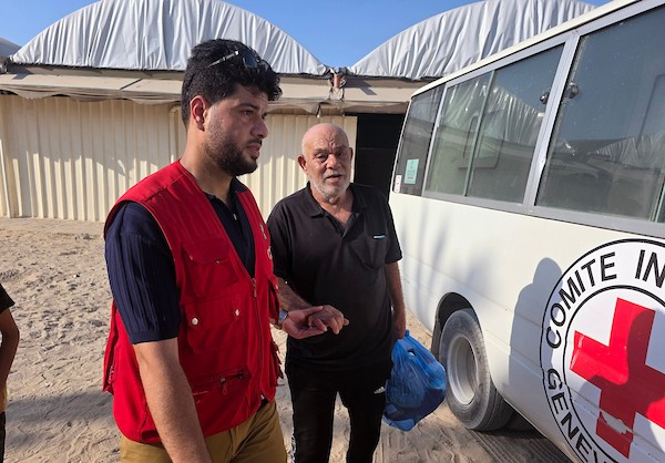 وصل أسرى فلسطينيون مُفرج عنهم إلى مجمع ناصر الطبي في خان يونس، جنوب قطاع غزة، على متن مركبات تابعة للجنة الدولية للصليب الأحمر، بعد إطلاق سراحهم من السجون الإسرائيلية، في 22 يوليو/تموز 2026. (صورة: طارق محمد)
