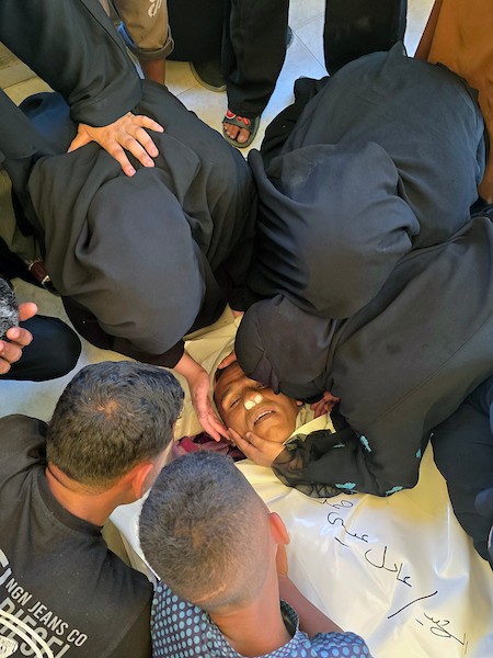 مشيعون يحملون جثماني عادل أبو بكر والطفلة سما الصوفي خلال جنازتهما في خان يونس، بعد استشهادهما بنيران إسرائيلية في منطقة المواصي، جنوب قطاع غزة، 24 تموز/ يوليو 2026. تصوير: طارق محمد