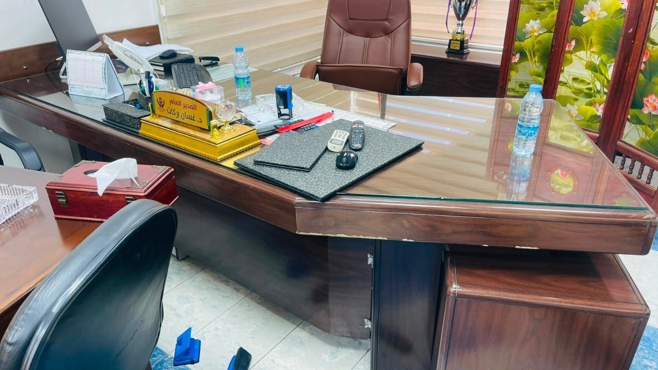 آثار التخريب التي خلّفها اقتحام قوات الاحتلال مكتب مدير مستشفى التخصصي في نابلس.jpg