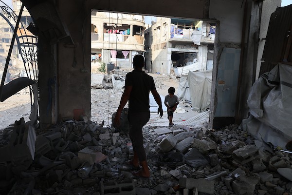 يتفقد فلسطينيون الأضرار التي لحقت بمبنى إثر غارة جوية إسرائيلية على شارع الجلاء وسط مدينة غزة، قطاع غزة، في 24 يوليو/تموز 2026. صورة: هادي داود