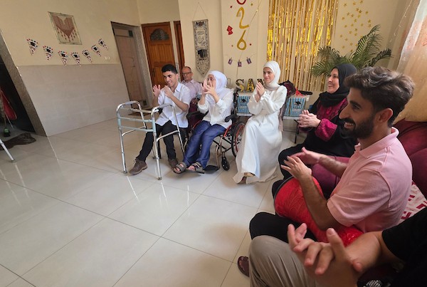 التوائم الفلسطينيون عبد الله وندى وسما موسى يحتفلون بنتائجهم المتميزة في امتحانات التوجيهي بمدينة خان يونس، جنوب قطاع غزة، بعد تجاوزهم ظروف الحرب والنزوح والإعاقة، 24 تموز/ يوليو 2026. تصوير: طارق محمد