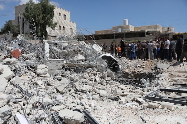 آثار هدم منزل المواطن الفلسطيني إياد مصلح العمور في منطقة خلة المية، شرق يطا جنوب الخليل، في 9 يوليو/تموز 2026. كان المنزل المكون من طابقين يأوي ثلاث عائلات تضم 15 فردًا، قبل أن تهدمه القوات الإسرائيلية بذريعة عدم الترخيص. (تصوير: مأمون وزواز)