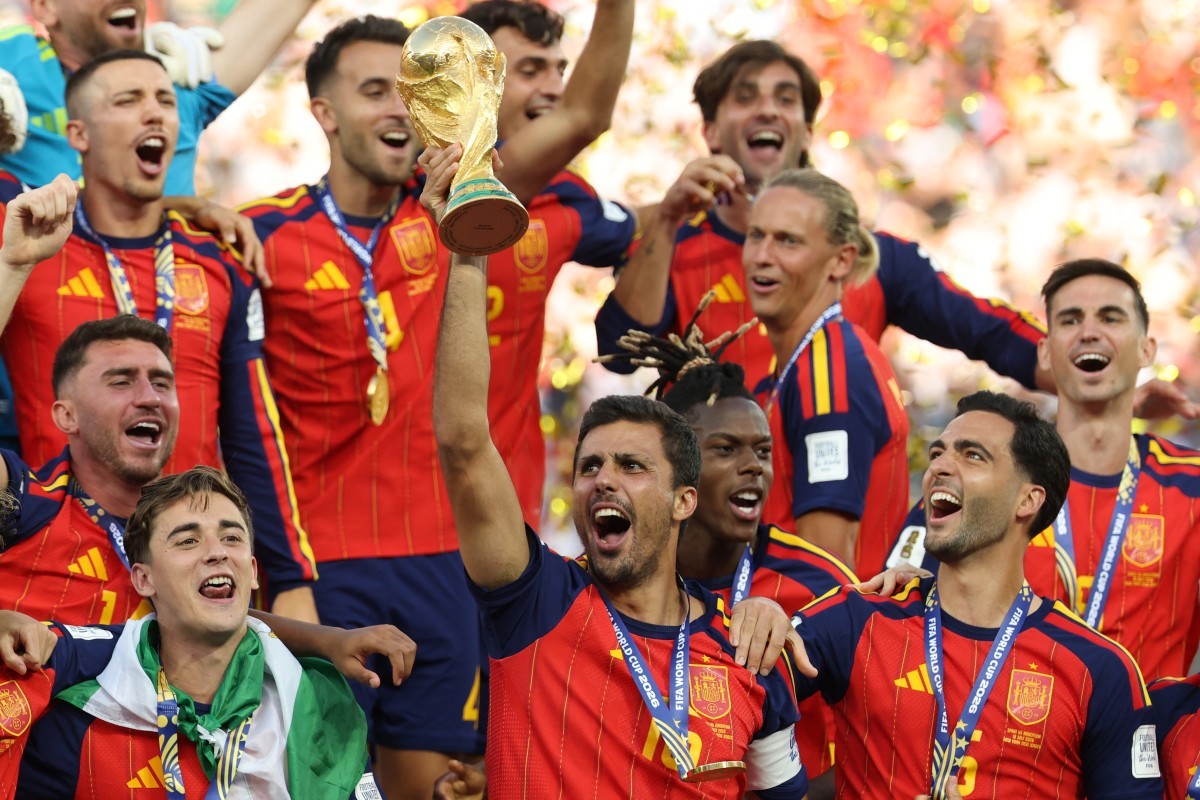 يرفع رودري، لاعب خط وسط المنتخب الإسباني كأس العالم مع زملائه عقب الفوز بالمباراة النهائية. الولايات المتحدة. 19 تموز 2026. (أ ف ب).jpg
