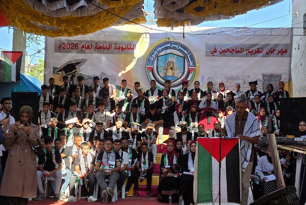 طلاب متفوقون وعائلاتهم خلال حفل تكريم أوائل الثانوية العامة في خان يونس، جنوب قطاع غزة، 28 يوليو/تموز 2026. تصوير: طارق محمد.