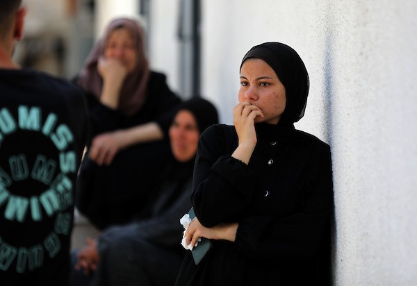 ودّع المشيّعون جثماني فلسطينيين اثنين قُتلا في غارة جوية إسرائيلية استهدفت خيمة تأوي نازحين في منطقة الشيخ عجلين، جنوب غرب مدينة غزة، في 15 يوليو/تموز 2026. ووقعت الغارة مساء 14 يوليو/تموز. صورة: بلال أسامة