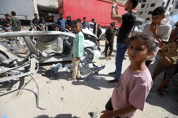 تجمّع فلسطينيون في موقع غارة إسرائيلية استهدفت مركبة غرب مدينة غزة، قطاع غزة، في 9 يوليو/تموز 2026. وبحسب مصادر محلية، أسفرت الغارة عن استشهاد شخص وإصابة آخرين. صورة: بلال أسامة