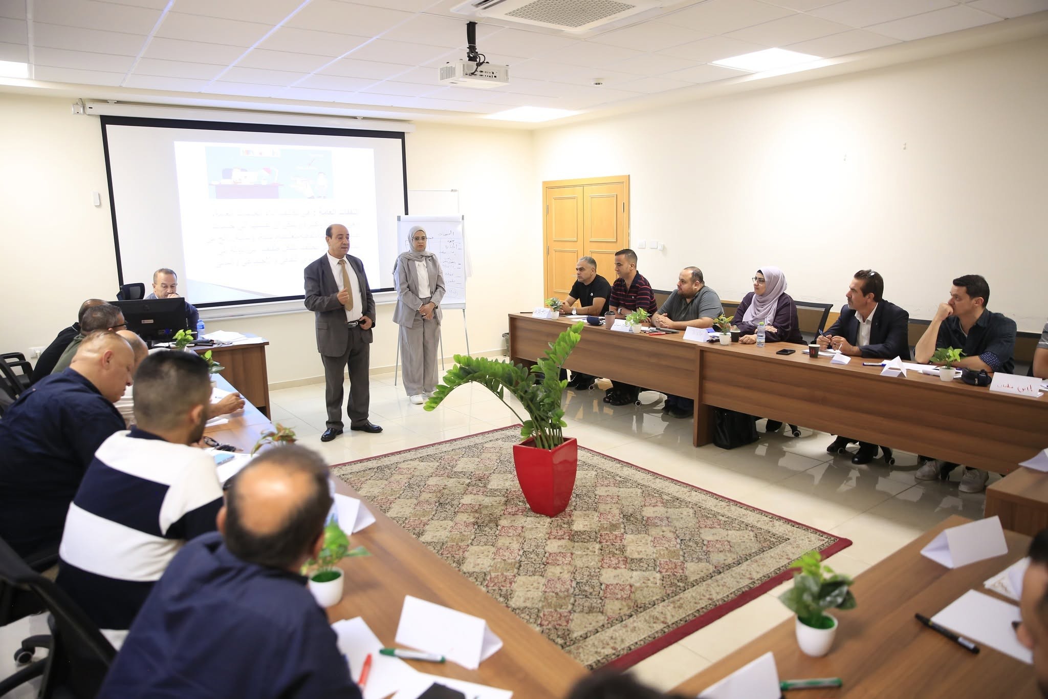 أبو زيد يتفقد القاعات التدريبية ويؤكد أهمية بناء القيادات الوطنية وتعزيز كفاءة الأداء المؤسسي ....jpg