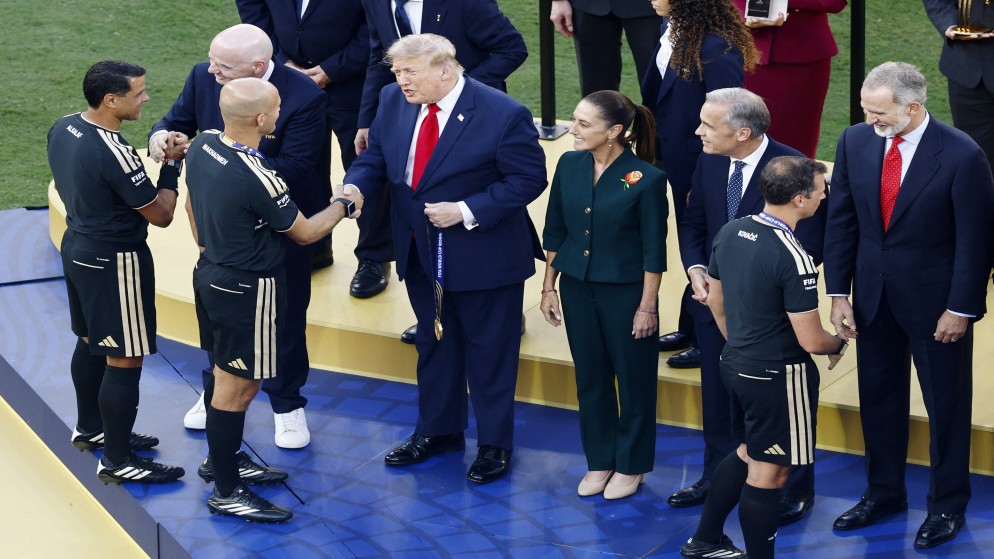 الرئيس الأميركي دونالد ترامب يصافح الحكم الأردني أدهم مخادمة خلال تكريم حكام نهائي كأس العالم 2026. الولايات المتحدة. 19 تموز 2026. (رويترز).jpeg