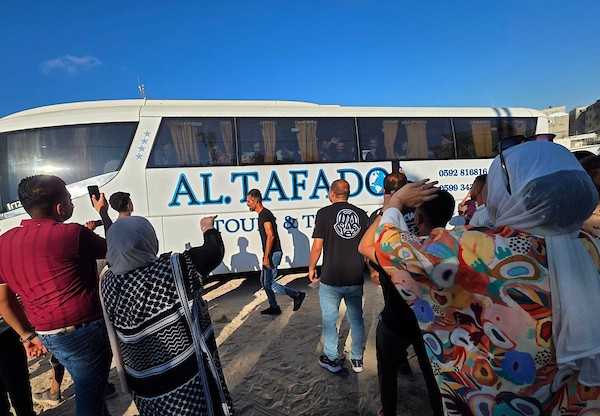وصل 60 أسيرًا مُفرجًا عنهم من سجني النقب وعوفر إلى مجمع ناصر الطبي في خان يونس، جنوب قطاع غزة، على متن مركبات تابعة للجنة الدولية للصليب الأحمر عبر معبر كرم أبو سالم، في 27 يوليو/تموز 2026. (صورة: طارق محمد)