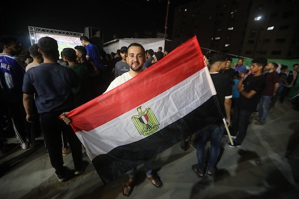فلسطينيون يتابعون عبر شاشة عرض عامة في مدينة غزة مباراة مصر وأستراليا ضمن دور الـ32 من كأس العالم، في 3 يوليو/تموز 2026، وسط التحديات الإنسانية المستمرة في القطاع.  صورة: بلال أسامة
