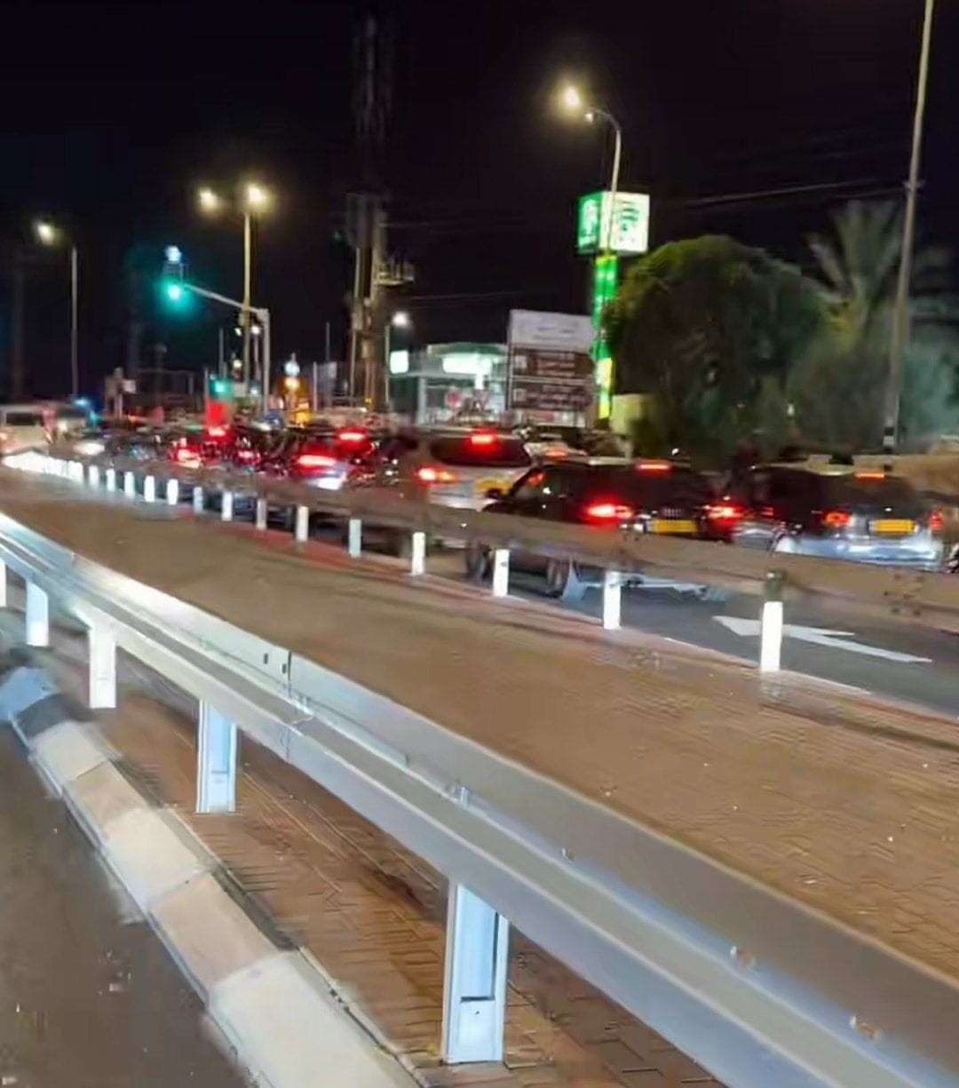 مستوطنون يهاجمون مركبات الفلسطينيين قرب مستوطنة متسبيه يريحو جنوب غرب أريحا.jpg