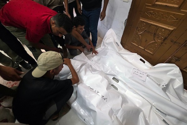 فلسطينيون ينقلون جثامين أربعة قتلى وعددًا من الجرحى، معظمهم من الأطفال، إلى مجمع ناصر الطبي في خان يونس جنوب قطاع غزة، في 8 يوليو/تموز 2026، بعد غارة إسرائيلية بطائرة مسيّرة استهدفت خيمة للنازحين جنوب المدينة، وفق مسعفين. تصوير: طارق محمد
