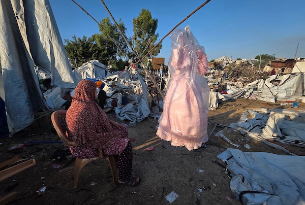 عائلات فلسطينية نازحة تتفقد الأضرار التي لحقت بخيامها وممتلكاتها بعد غارة إسرائيلية استهدفت مخيمًا للنازحين في منطقة المواصي بخان يونس، جنوب قطاع غزة، في 30 يونيو/حزيران 2026. تصوير: طارق محمد