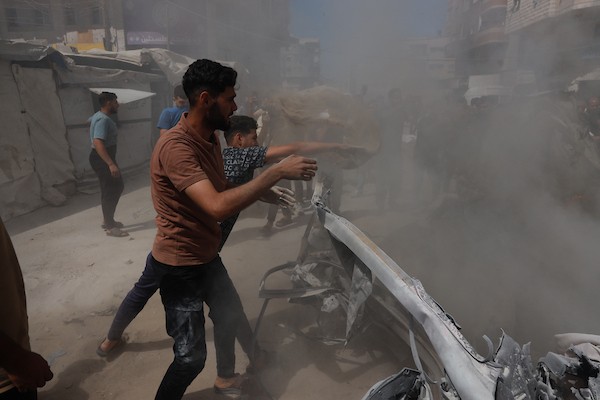 تجمّع فلسطينيون في موقع غارة إسرائيلية استهدفت مركبة غرب مدينة غزة، قطاع غزة، في 9 يوليو/تموز 2026.صورة: هادي داود