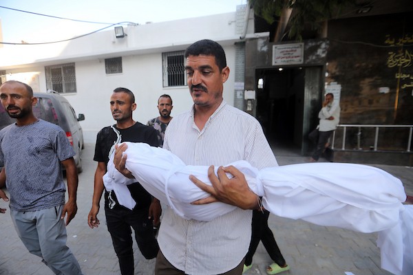 مشيّعون يودّعون جثماني فلسطينيين، أحدهما طفل، في مستشفى الشفاء بمدينة غزة، في 8 يوليو/تموز 2026، بعد مقتلهما في غارات جوية إسرائيلية متفرقة على المدينة في وقت سابق من اليوم. تصوير: بلال أسامة