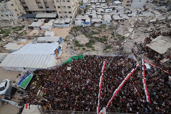 يتابع فلسطينيون البث المباشر لمباراة دور الـ16 من بطولة كأس العالم لكرة القدم بين مصر والأرجنتين في مدينة غزة يوم الثلاثاء 7 يوليو/تموز 2026. (صورة: عمر أشتوي)