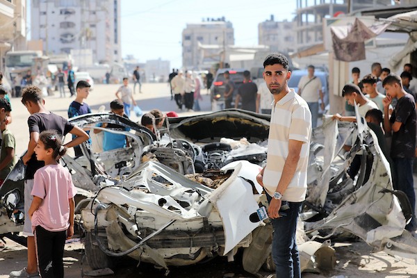 تجمّع فلسطينيون في موقع غارة إسرائيلية استهدفت مركبة غرب مدينة غزة، قطاع غزة، في 9 يوليو/تموز 2026. صورة: بلال أسامة