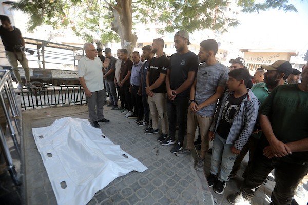 ودّع المشيّعون جثماني فلسطينيين اثنين قُتلا في غارة جوية إسرائيلية استهدفت خيمة تأوي نازحين في منطقة الشيخ عجلين، جنوب غرب مدينة غزة، في 15 يوليو/تموز 2026. ووقعت الغارة مساء 14 يوليو/تموز. صورة: بلال أسامة