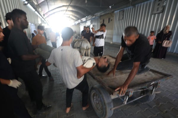 في 22 يوليو/تموز 2026، نقل فلسطينيون جثمان رجل استشهد في غارة جوية إسرائيلية، إلى جانب  رجل آخر أُصيب في الغارة نفسها، إلى مستشفى العودة في مخيم النصيرات للاجئين، وسط قطاع غزة.(صورة: حسن الجدي)