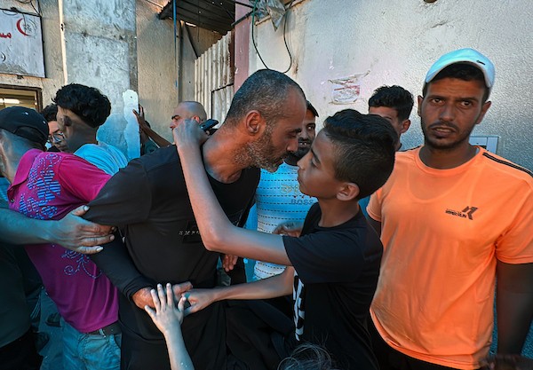 وصل معتقلون فلسطينيون مُفرج عنهم على متن سيارات تابعة للجنة الدولية للصليب الأحمر إلى مستشفى شهداء الأقصى في دير البلح، وسط قطاع غزة، في 19 يوليو/تموز 2026. صورة: أحمد إبراهيم