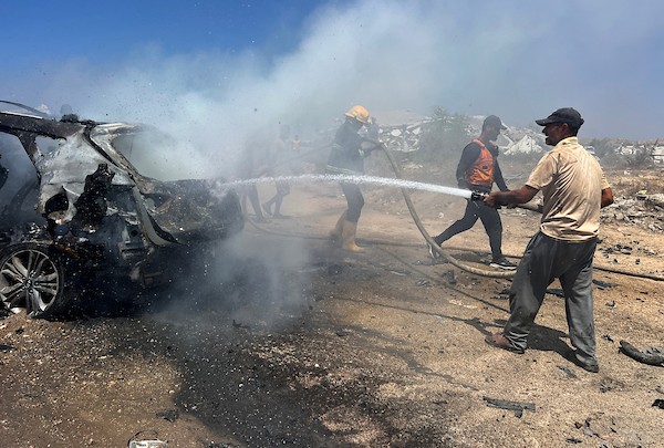 تجمّع فلسطينيون في موقع غارة إسرائيلية استهدفت مركبة مدنية في منطقة الزهراء، شمال مخيم النصيرات للاجئين وسط قطاع غزة، في 21 يوليو/تموز 2026. صورة: حسن الجدي