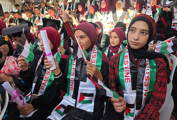 طلاب متفوقون وعائلاتهم خلال حفل تكريم أوائل الثانوية العامة في خان يونس، جنوب قطاع غزة، 28 يوليو/تموز 2026. تصوير: طارق محمد.