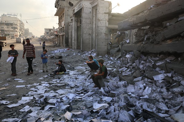 يتفقد فلسطينيون الأضرار التي لحقت بمبنى إثر غارة جوية إسرائيلية على شارع الجلاء وسط مدينة غزة، قطاع غزة، في 24 يوليو/تموز 2026. صورة: هادي داود