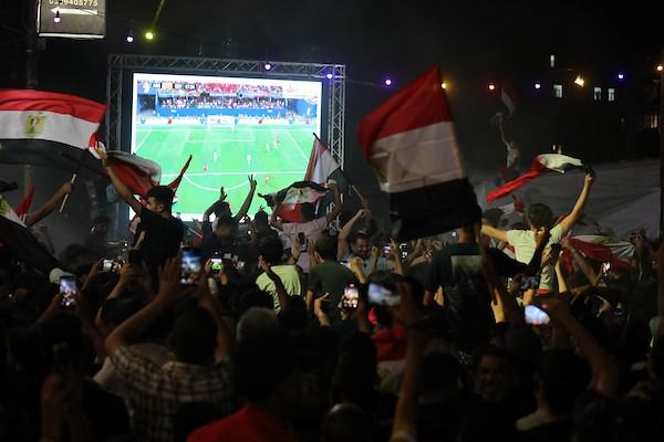 يتابع فلسطينيون البث المباشر لمباراة دور الـ16 من بطولة كأس العالم لكرة القدم بين مصر والأرجنتين في مدينة غزة يوم الثلاثاء 7 يوليو/تموز 2026. صورة: بلال أسامة