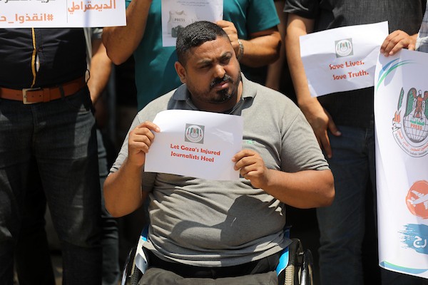 صحفيون فلسطينيون يشاركون في وقفة تضامنية مع زملائهم الجرحى والمرضى أمام خيمة الصحفيين في مدينة غزة، في 22 يوليو/تموز 2026.تصوير: بلال أسامة