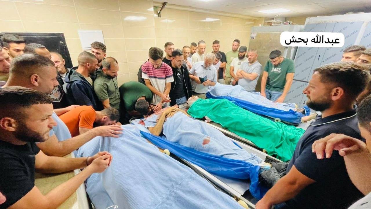 صورة من وداع شهداء قرية تل في مستشفى رفيديا بنابلس.jpg