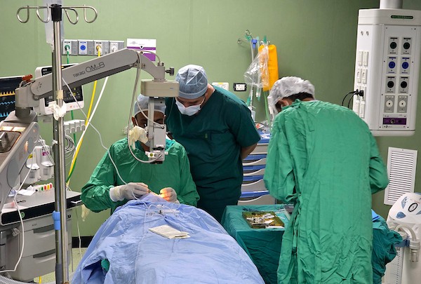 عملية زرع قرنية لفتاة تبلغ من العمر 12 عامًا في مجمع ناصر الطبي بخان يونس جنوب قطاع غزة، في 21 يوليو/تموز 2026.(صورة: طارق محمد)