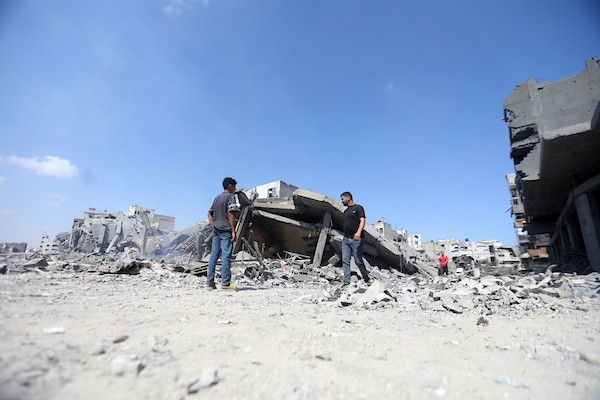فلسطينيون يتفقدون الأضرار التي لحقت بمنازلهم في حي الشجاعية شرقي مدينة غزة، ويبحثون بين الركام عن ممتلكاتهم، عقب غارات إسرائيلية وتوغل بري في المنطقة، 27 تموز/يوليو 2026. تصوير: بلال أسامة