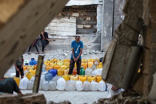 يصطفّ فلسطينيون نازحون للحصول على الماء من صهريج مياه متنقل في مخيم البريج للاجئين، وسط قطاع غزة، في 18 يوليو/تموز 2026.صورة: معز صالحي