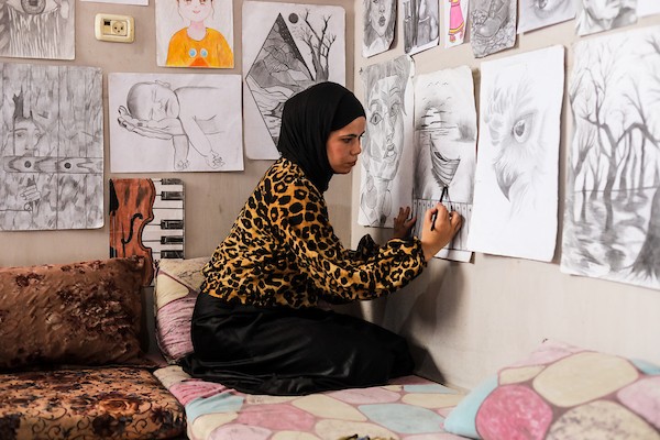 روان شاهين تشارك أطفالًا أنشطة الرسم والحرف اليدوية في النصيرات وسط قطاع غزة، 28 يوليو/تموز 2026. تصوير: معز صالحي.