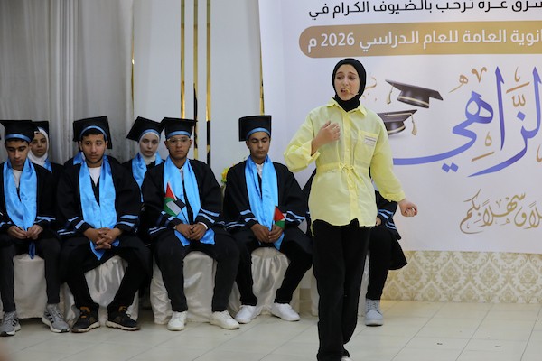 طلاب متفوقون وأفراد أسرهم خلال حفل لتكريم أوائل الثانوية العامة في مدينة غزة، 28 يوليو/تموز 2026. تصوير: بلال أسامة.