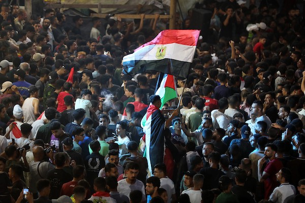 يتابع فلسطينيون البث المباشر لمباراة دور الـ16 من بطولة كأس العالم لكرة القدم بين مصر والأرجنتين في مدينة غزة يوم الثلاثاء 7 يوليو/تموز 2026. صورة: بلال أسامة