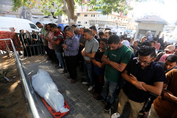 ودّع المشيّعون جثامين ثلاثة فلسطينيين قُتلوا في غارات إسرائيلية على حيّ الزيتون بمدينة غزة وبلدة بيت لاهيا، في الرابع من يوليو/تموز 2026.صورة: بلال أسامة