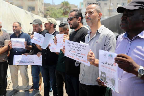 صحفيون فلسطينيون يشاركون في وقفة تضامنية مع زملائهم الجرحى والمرضى أمام خيمة الصحفيين في مدينة غزة، في 22 يوليو/تموز 2026.تصوير: بلال أسامة