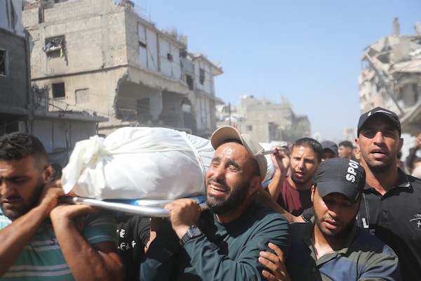 جنازة محمد فلاح دغماش وزوجته، اللذين قُتلا في غارة إسرائيلية استهدفت شقة عائلة دغماش في تل الهوى، جنوب غرب مدينة غزة، في 6 يوليو/تموز 2026.صورة: بلال أسامة